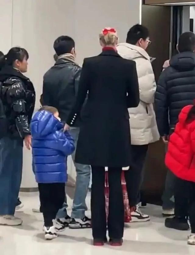 撒贝宁一家新疆旅游，小12岁老婆好美白到发光，混血龙凤胎颜值高