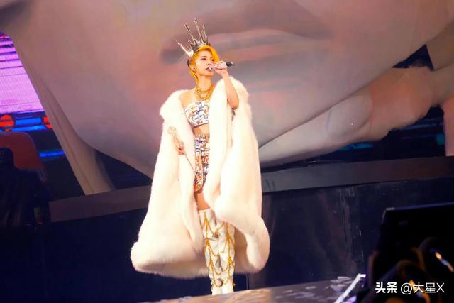 露三点,漆皮衣,42岁的蔡依林错把低俗当成了艺术!