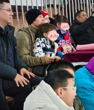 撒贝宁的老婆(撒贝宁一家新疆旅游,小12岁老婆好美白到发光,混血龙凤胎颜值高)