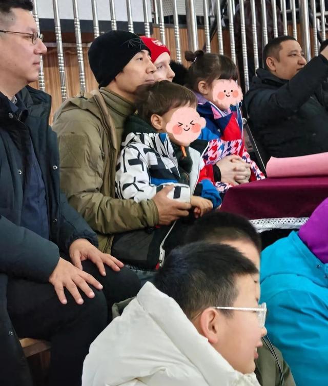 撒贝宁一家新疆旅游，小12岁老婆好美白到发光，混血龙凤胎颜值高