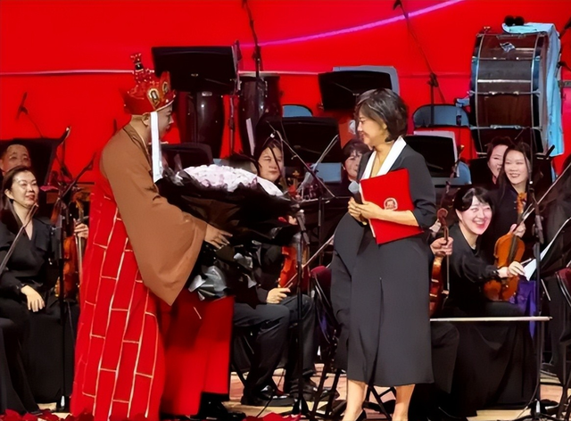 72岁朱琳现身，容貌变化惊为天人，“女儿国国王”果然名不虚传