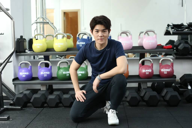 许靖韵恋情又添锤！与神秘男十指紧扣大方逛街，对方被扒是富二代