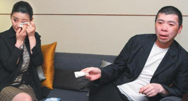 冯小刚：抛弃结婚15年的原配，40岁娶小10岁徐帆，63岁至今不生娃