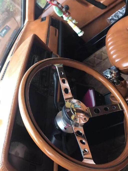 极具年代感的桑塔纳旅行车，突现街头，回头率不差豪车兰博基尼