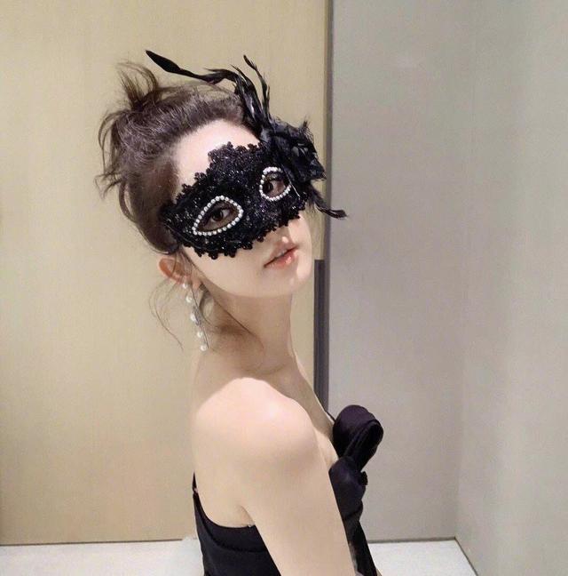 娜扎戴面具秀香肩性感诱人,要是演技能赶上颜值就好了