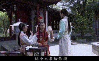 五版晴雯撕扇,有人在撕扇,有人像大小姐,有人像凶婆娘?