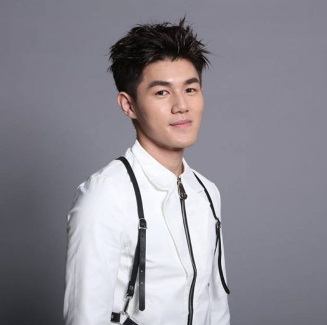 许靖韵恋情又添锤！与神秘男十指紧扣大方逛街，对方被扒是富二代