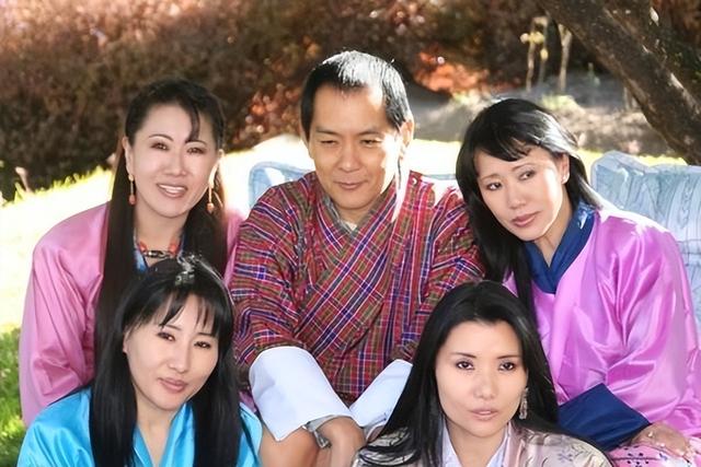 不丹老国王好福气：娶4位亲姐妹为妻，4位王母凤眼迷人比佩玛还美