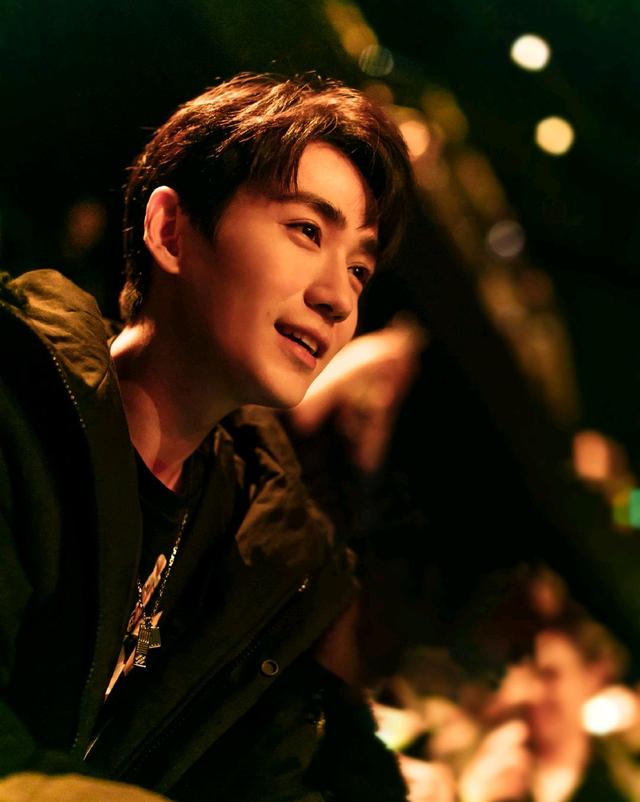 爸妈上阵齐打榜,“50后”阿姨抢杂志,朱一龙魅力怎么这么大?