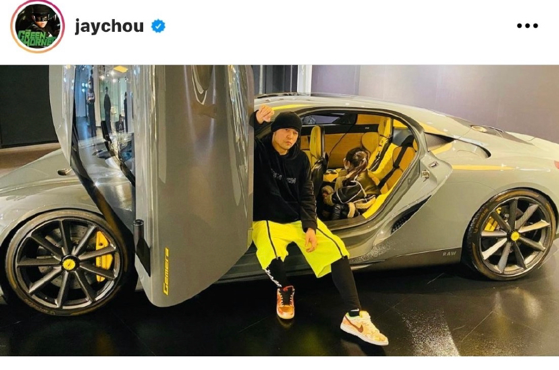 41岁周杰伦晒百万豪车，5岁女儿罕露面，坐后座气质超像昆凌