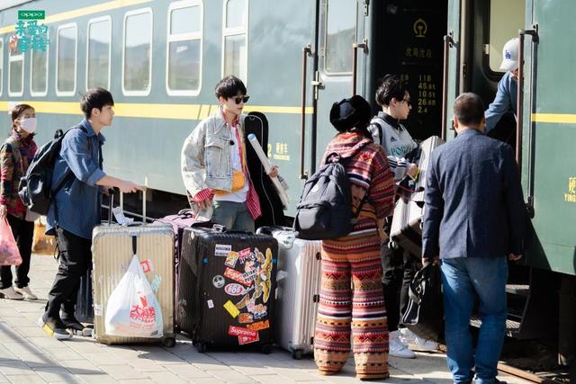 《亲爱的·客栈2》：今晚回归！刘涛夫妇携三小伙空地搭客栈