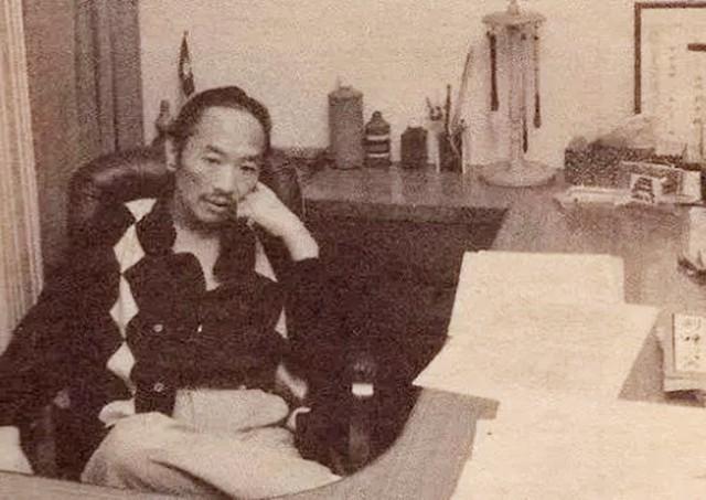 外界评价古龙：“身高156公分，头大如斗，其貌不扬”