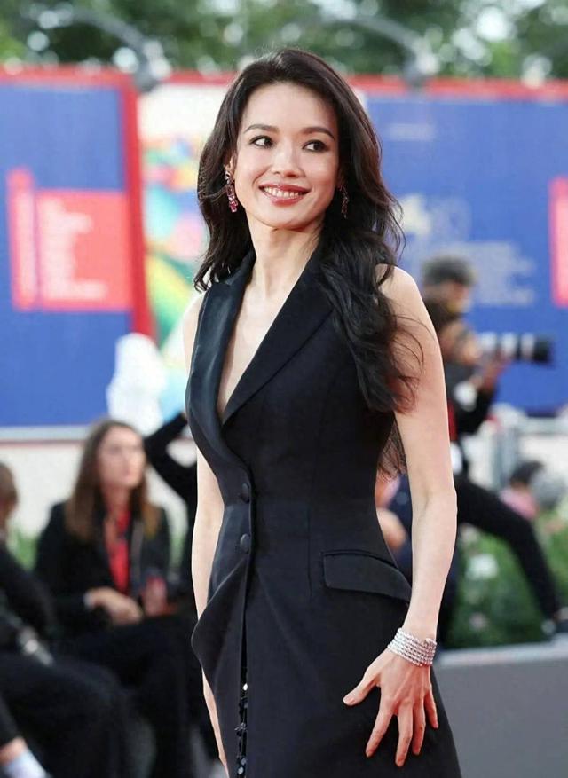 舒淇成名史：19岁全裸写真，20岁一脱成名，性感女神崛起之路