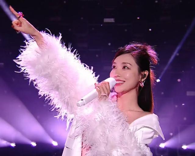 北京这一夜，鞠婧祎再现半永久妆容，王霏霏脸微肿，潘玮柏发福