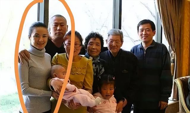 她曾红过董卿，却选择了回归家庭，现在52岁的管彤生活太幸福