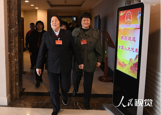 农民申纪兰:“大脚新娘”终身没生育,识字不多推辞做官机会,自称“清清白白老婆子”