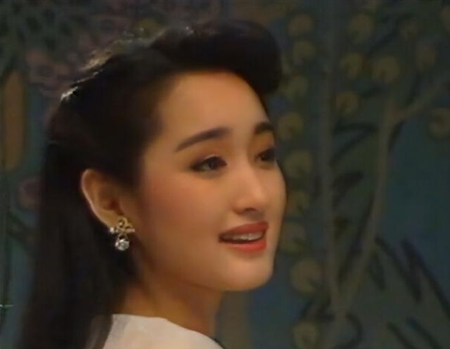 “甜歌皇后”杨钰莹：事业巅峰因与富二代恋情退圈，今53岁仍单身