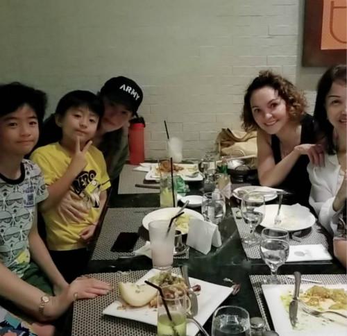 张柏芝与妈妈罕见同框,两儿子都忍不住称赞外婆的美貌