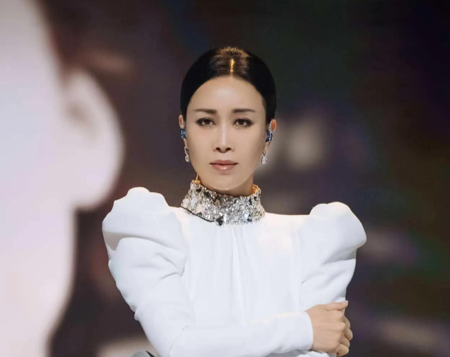 杨紫30岁生日晒出14张照片庆生，脸长山根粗壮，网友热议撞脸那英