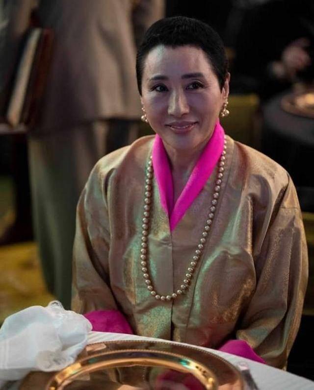 不丹老国王好福气：娶4位亲姐妹为妻，4位王母凤眼迷人比佩玛还美