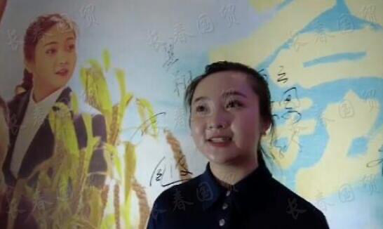 21岁童星林妙可发福了?面部圆润有肿胀感,穿衣风格太老气