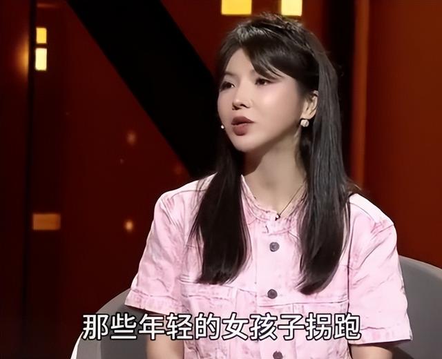 19岁小伙恋上39岁单亲妈妈,将女友宠成宝,还没结婚都怀上二胎了