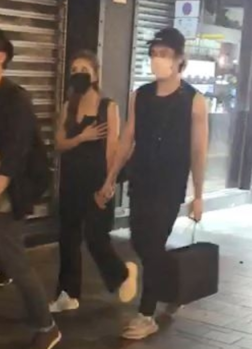 许靖韵恋情又添锤！与神秘男十指紧扣大方逛街，对方被扒是富二代