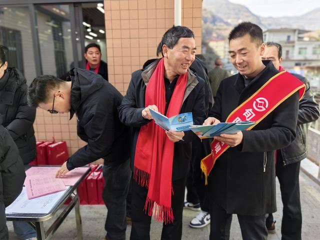 旬阳农商银行助力“春风行动”护航就业路