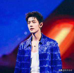 肖战春晚(肖战身穿GUCCI定制亮相北京春晚,《灯塔》首秀燃爆了)