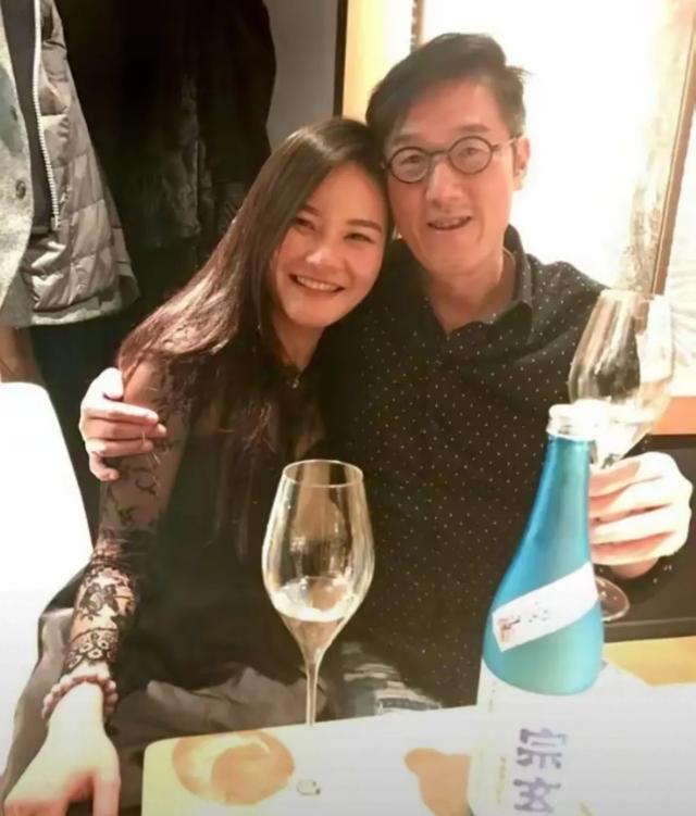 34岁女网红甘当小三，金主是66岁富豪，餐厅内激吻被拍，身材火辣