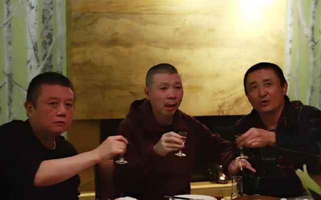 冯小刚：抛弃结婚15年的原配，40岁娶小10岁徐帆，63岁至今不生娃