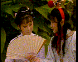 五版晴雯撕扇,有人在撕扇,有人像大小姐,有人像凶婆娘?