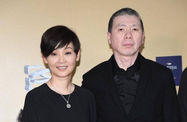 冯小刚：抛弃结婚15年的原配，40岁娶小10岁徐帆，63岁至今不生娃