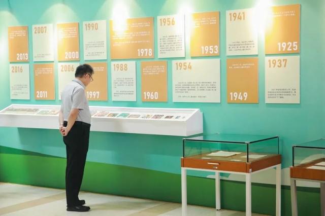 中国儿童文学界有自己的“格林兄弟”,他们的文学之光在浦东图书馆“双璧生辉”