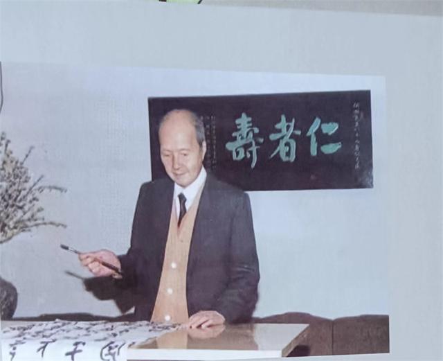 万首诗词慰平生一一得何炯先生《葵花集》随想