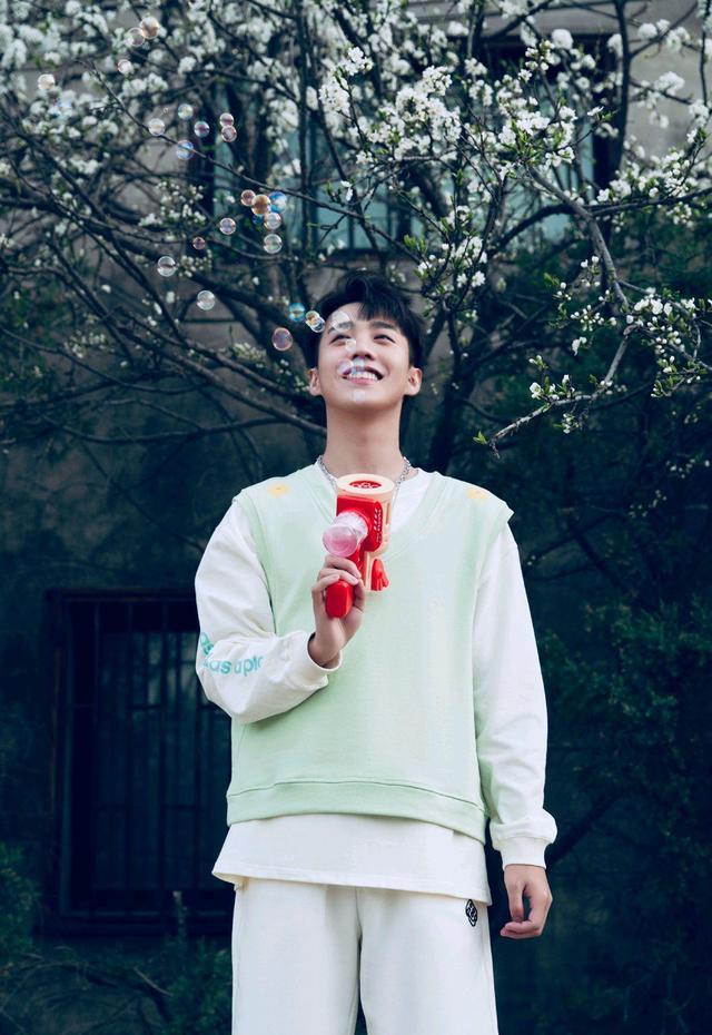 马闻远现代装穿搭也超有范，女婿真的很有魅力，休闲青春，很帅气