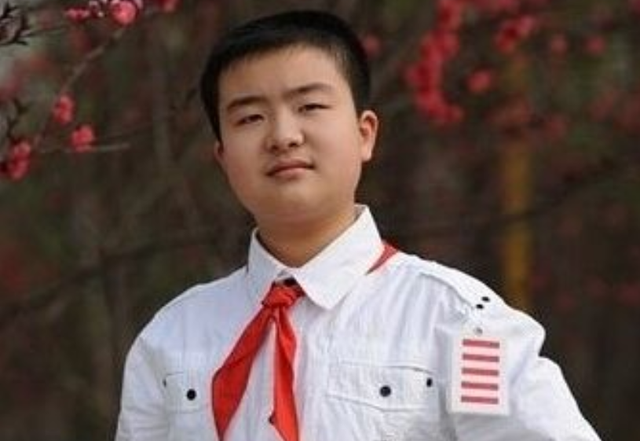 “五道杠少年”黄艺博，曾火遍全国，高考只考477分，现状如何？