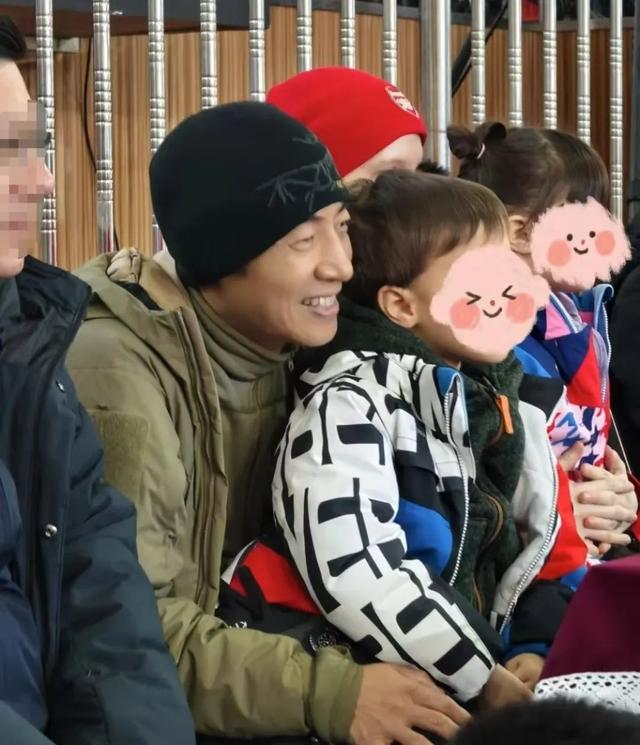 撒贝宁一家新疆旅游，小12岁老婆好美白到发光，混血龙凤胎颜值高