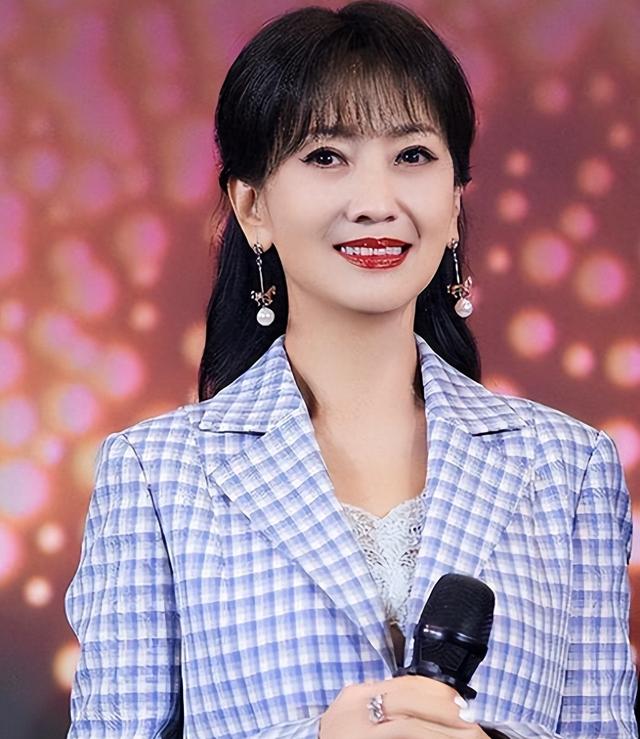 赵雅芝二婚嫁普通人，长子47岁次子44岁，小儿子37岁，让她骄傲