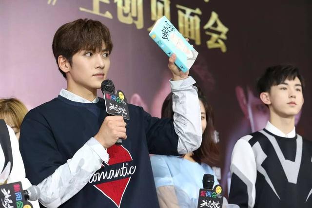 被偶像公主抱是什么滋味?旋风一般的感觉~