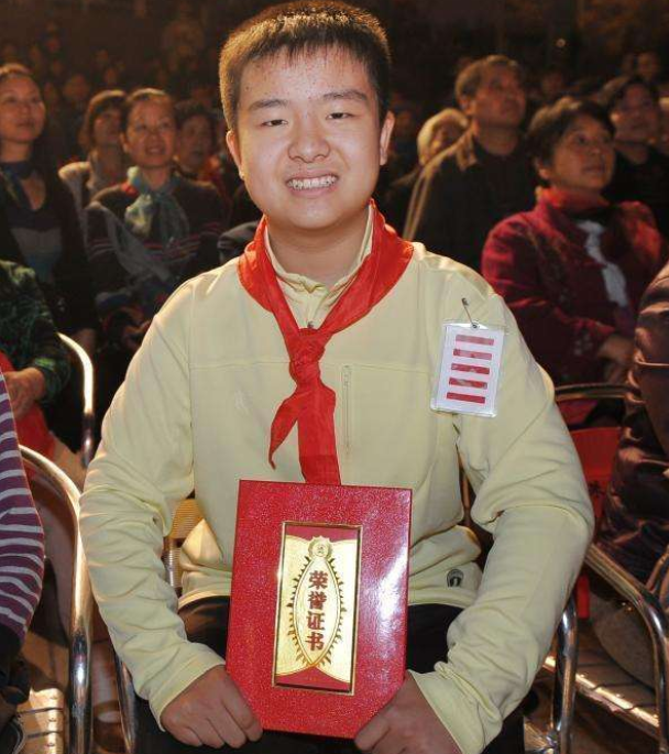 “五道杠少年”黄艺博，曾火遍全国，高考只考477分，现状如何？