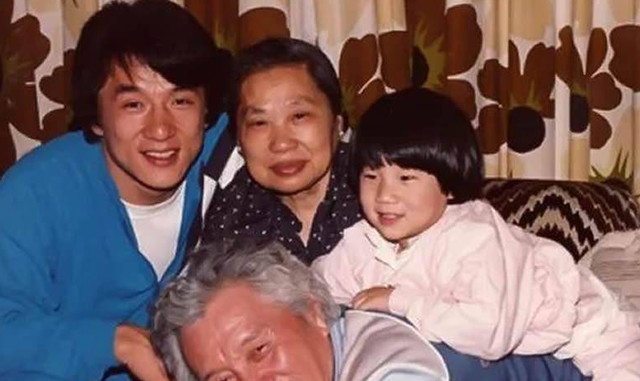 成龙原名陈港生,为何儿子姓房?这其中又有怎样的故事?