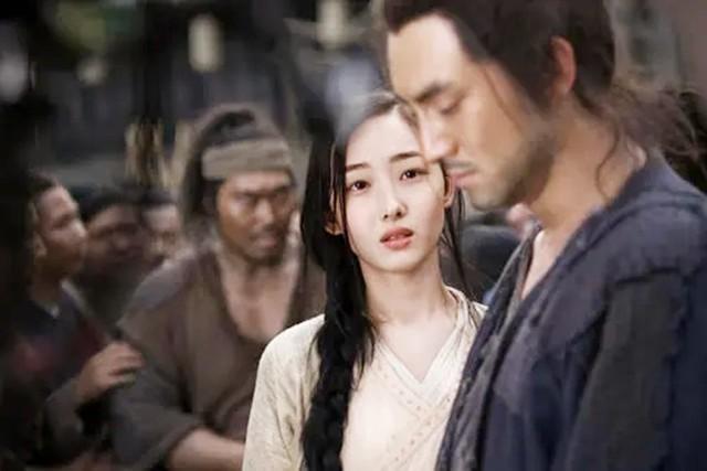 外界评价古龙：“身高156公分，头大如斗，其貌不扬”