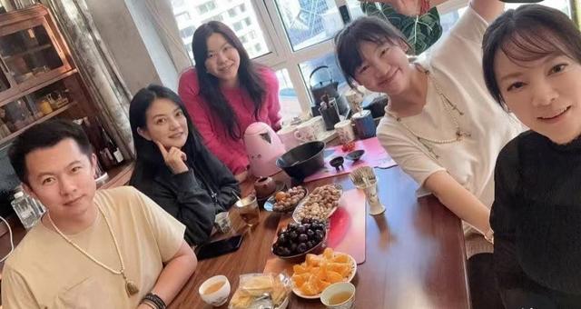 赵薇提交文件揭露前夫谎言，公开离婚日期，黄有龙涉嫌信披违规