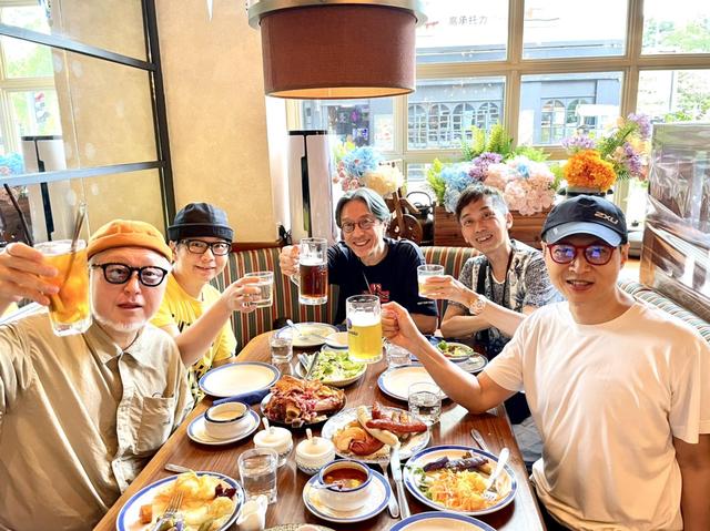 倪震丧父后首露面，与张达明喝啤酒心情好，对方曾患癌身材消瘦