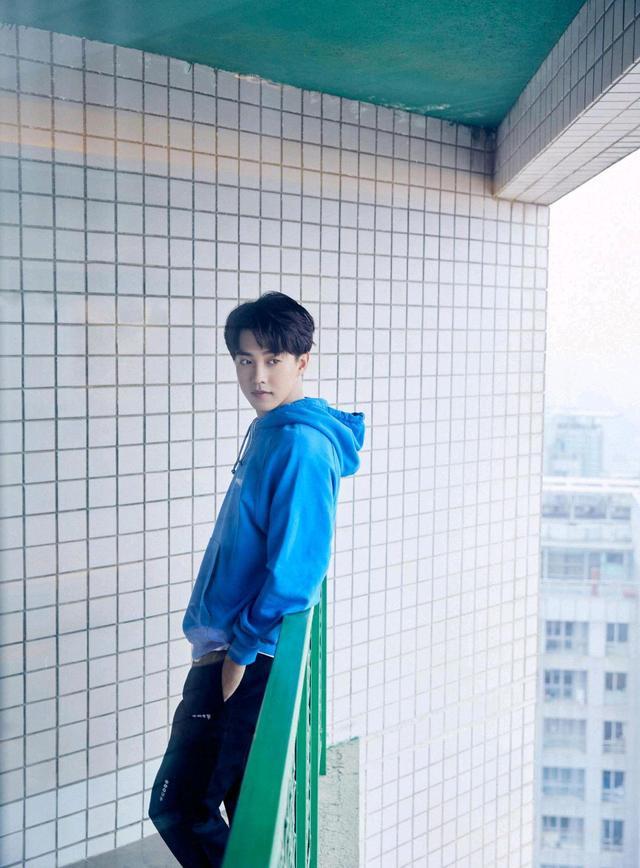 马闻远现代装穿搭也超有范，女婿真的很有魅力，休闲青春，很帅气