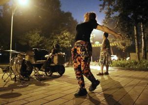 59岁“北漂”女鼓手:为自己活一回