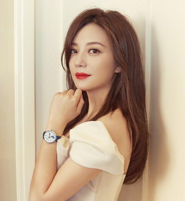 赵薇提交文件揭露前夫谎言，公开离婚日期，黄有龙涉嫌信披违规