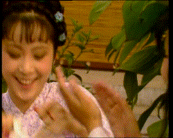 五版晴雯撕扇,有人在撕扇,有人像大小姐,有人像凶婆娘?