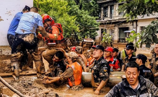 16年前,汶川女警揭衣露乳哺育9婴,归来连升四级,最后结局泪目
